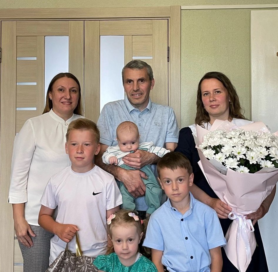 Вологодский Росреестр поздравил сотрудницу с Днём семьи, любви и верности.