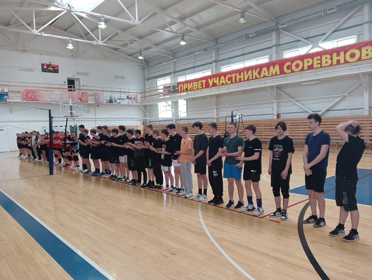 Волейбол – одна из наиболее распространенных игр в нашей стране. Массовый, подлинно народный характер волейбола объясняется его высокой эмоциональностью и доступностью, основанной на простоте правил игры и несложности оборудования..